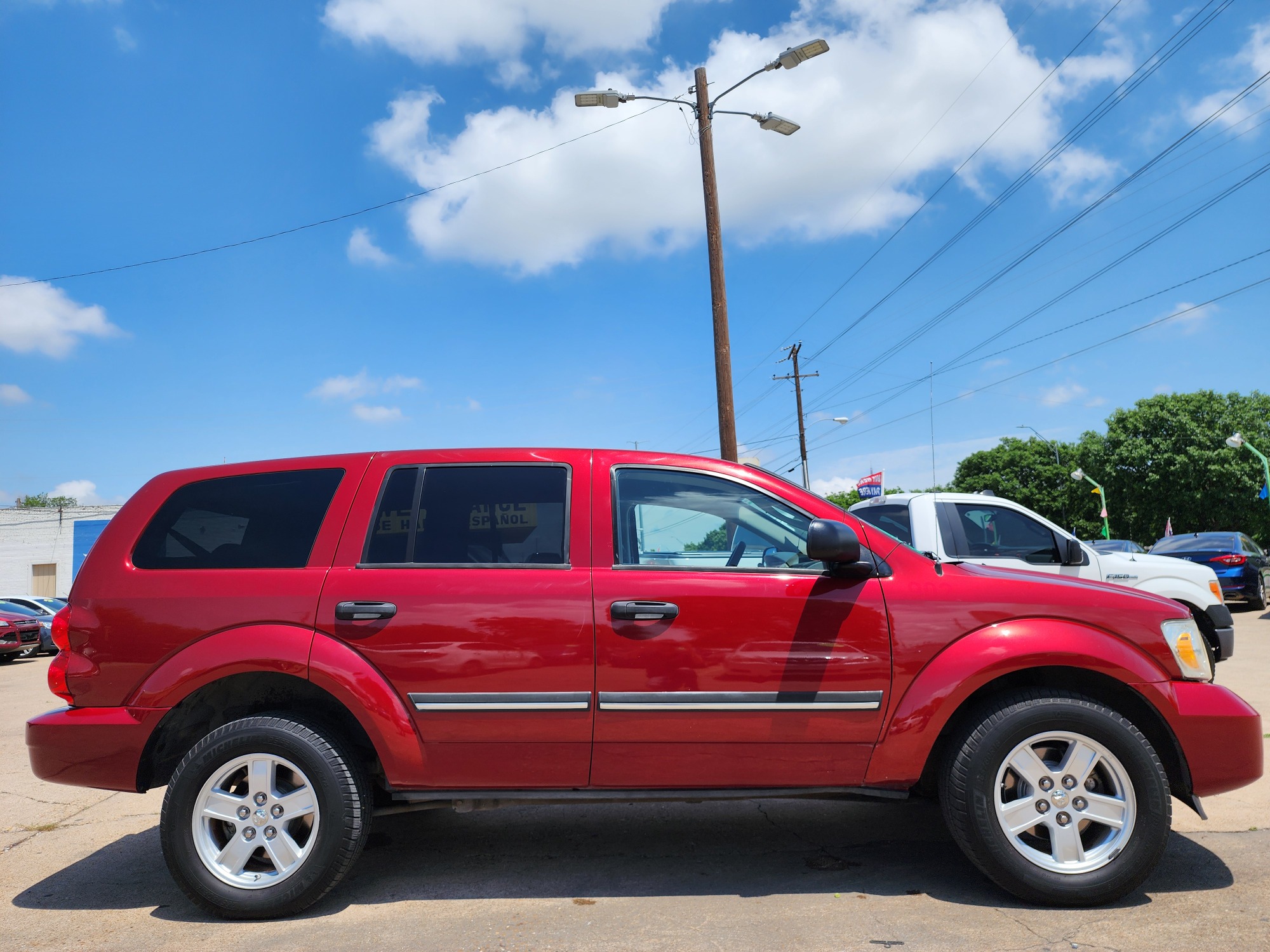 2007 RED /GRAY Dodge Durango SLT (1D8HD48P47F) with an 4.7L V8 SOHC 16V FFV engine, AUTO transmission, located at 2660 S.Garland Avenue, Garland, TX, 75041, (469) 298-3118, 32.885387, -96.656776 - Welcome to DallasAutos4Less, one of the Premier BUY HERE PAY HERE Dealers in the North Dallas Area. We specialize in financing to people with NO CREDIT or BAD CREDIT. We need proof of income, proof of residence, and a ID. Come buy your new car from us today!! This is a 2007 Dodge Durango SLT SUV! - Photo #2